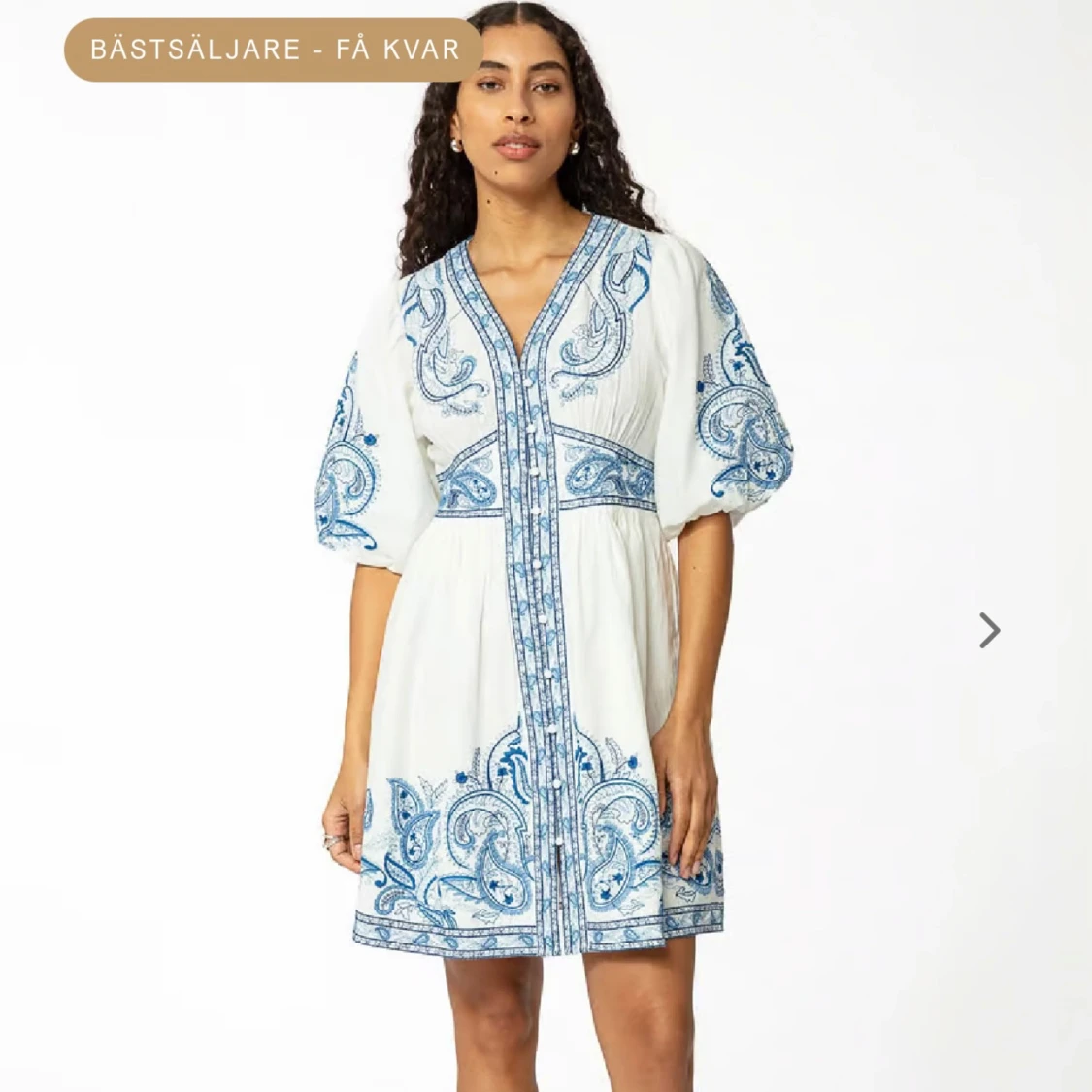 Broderad klänning med puffärm