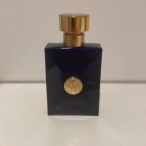 Versace Dylan Blue 50 ml - Säljer min Dylan Blue som innehåller ca 48 ml kvar skulle jag tro. Inget dåligt med flaskan, batchkod stämmer. Skriv om du har fler frågor. Inga byten tack!