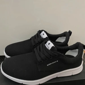 Nya Björn Borg sneakers - Säljer ett par helt nya Björn Borg sneakers. De är nya med kartong. Nypris ca 1000 kr. Kommer från ett djur och rökfritt hem.