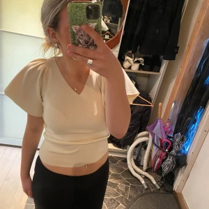 Topp/t-shirt - Säljer denna jätte fina topp/t-shirten från Vero Moda. Använd enstaka gånger, lite mer åt vanilj vita hållet🥰