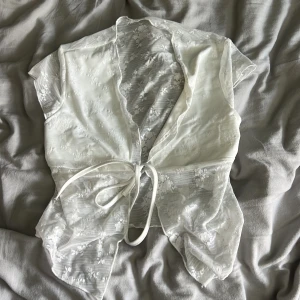 Spets blus - Jätte fin spets ”blus” med knytning fram. Extra tyg vid brösten så den är ej genomskinlig där.