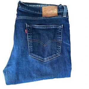 Levis jeans - 36/32. Mörkblå. 400kr. Nästan helt oanvända.