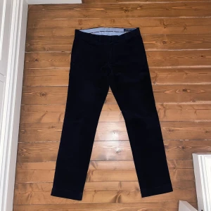 Ralph Lauren manchesterbyxor  - Stilrena mörklblå Ralph Lauren manchesterbyxor. STORLEK: 30/32. Jätte fint skick, inga defekter. Knappt använda. 