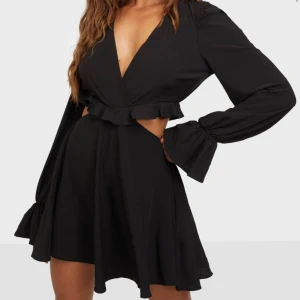 Bare waist klänning - Svart bare waist klänning från Nelly, aldrig använd. Etiketter finns kvar. Bifogar bild på modell då man ej får rättvis uppfattning av mina egna bilder. Nypris 399kr. Pris kan diskuteras.