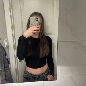 Långärmad tröja - Tunnare, croppad långärmad tröja💕