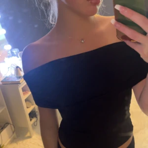 Nelly off shoulder sleeveless top - Nelly off shoulder topp / shoulderless topp, bra skick, tror den e slutsåld, dm för mer info eller bilder💕