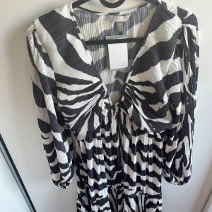 Klänning - Supersnygg slutsåld klänning helt ny med prislappen kvar 