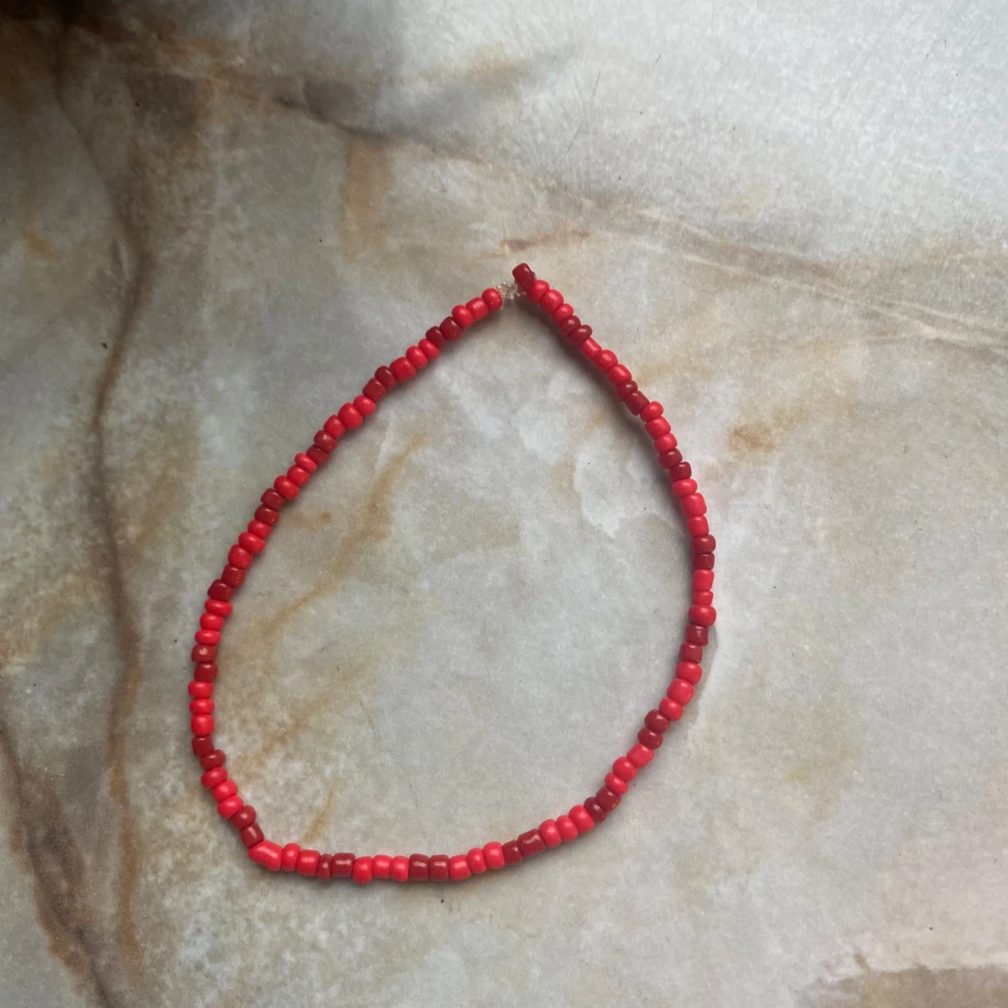 Rött pärlarmband  - 90