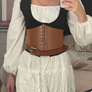 Pirat maskeraddräkt  - Det som ingår: en vit blus, korsett och ett döskalle armband