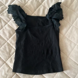 Topp! - Denna super gulliga toppen har ett litet hål som ni ser i sista sliden, annars purr