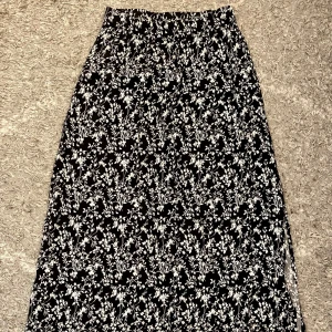 Kjol - Kjolen har ett snitt på sidan (som alltså ska vara där).