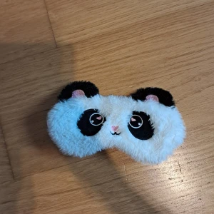 Super gullig panda ögonmask - Super gullig panda ögonmask från kappahl. Köpt för 100 kr säljer för 45 kr