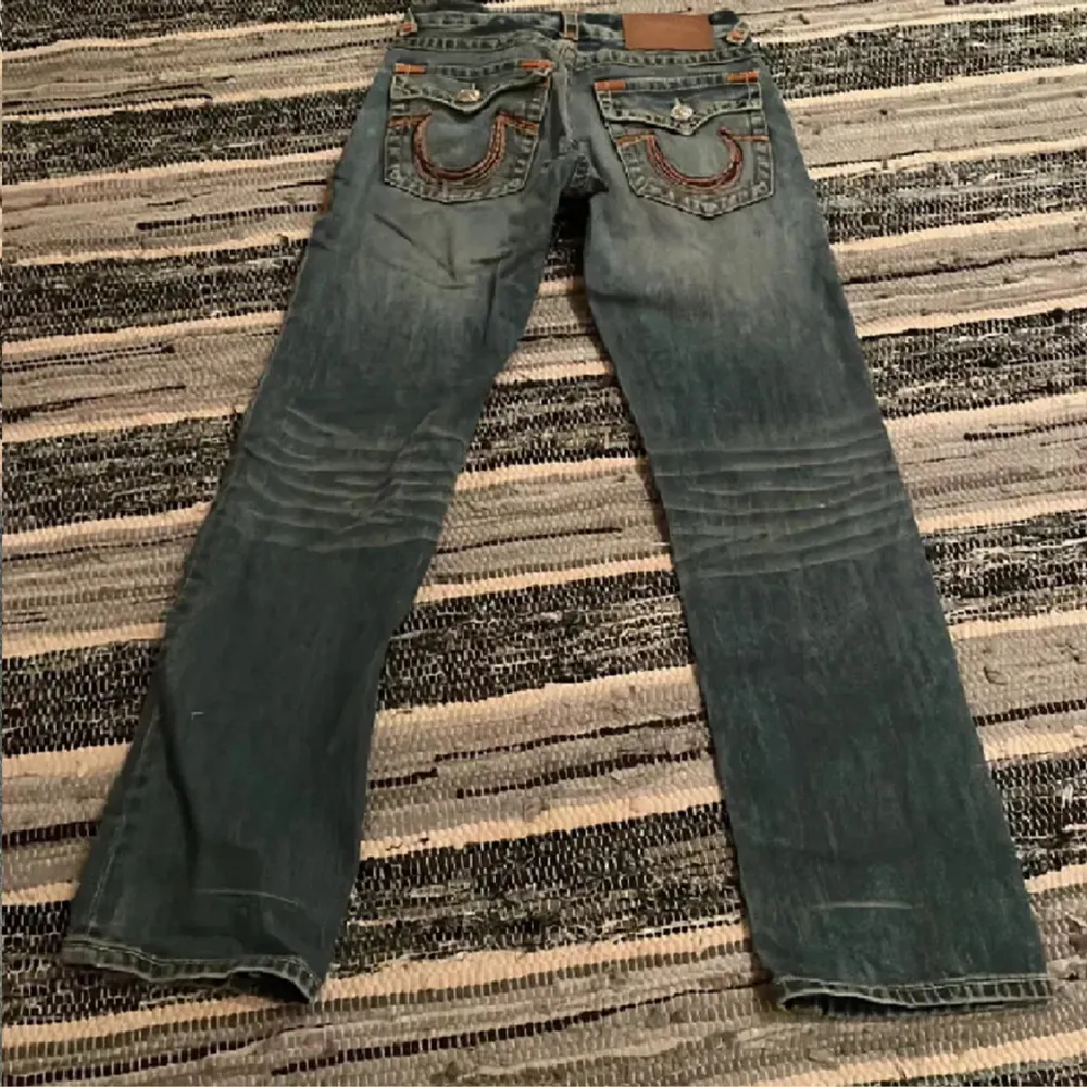 Säljer mina jeans 🙌 De säljs pga av de tyvärr inte kommer till användning (använda fåtal gånger) 🙏 Midjemåttet är 83 cm och innerbenet 84 cm 🩷. Jeans & Byxor.