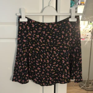 Zara kjol - I jätte bra skick, har insydda shorts som är jätte bra!