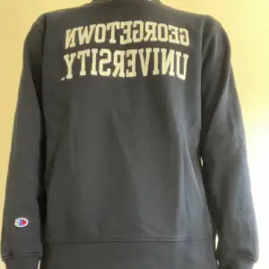 Marinblå sweatshirt från Champion med ”Georgetown university” tryck Bra skick och säljer endast för jag inte använder den längre Nypris ca 600kr