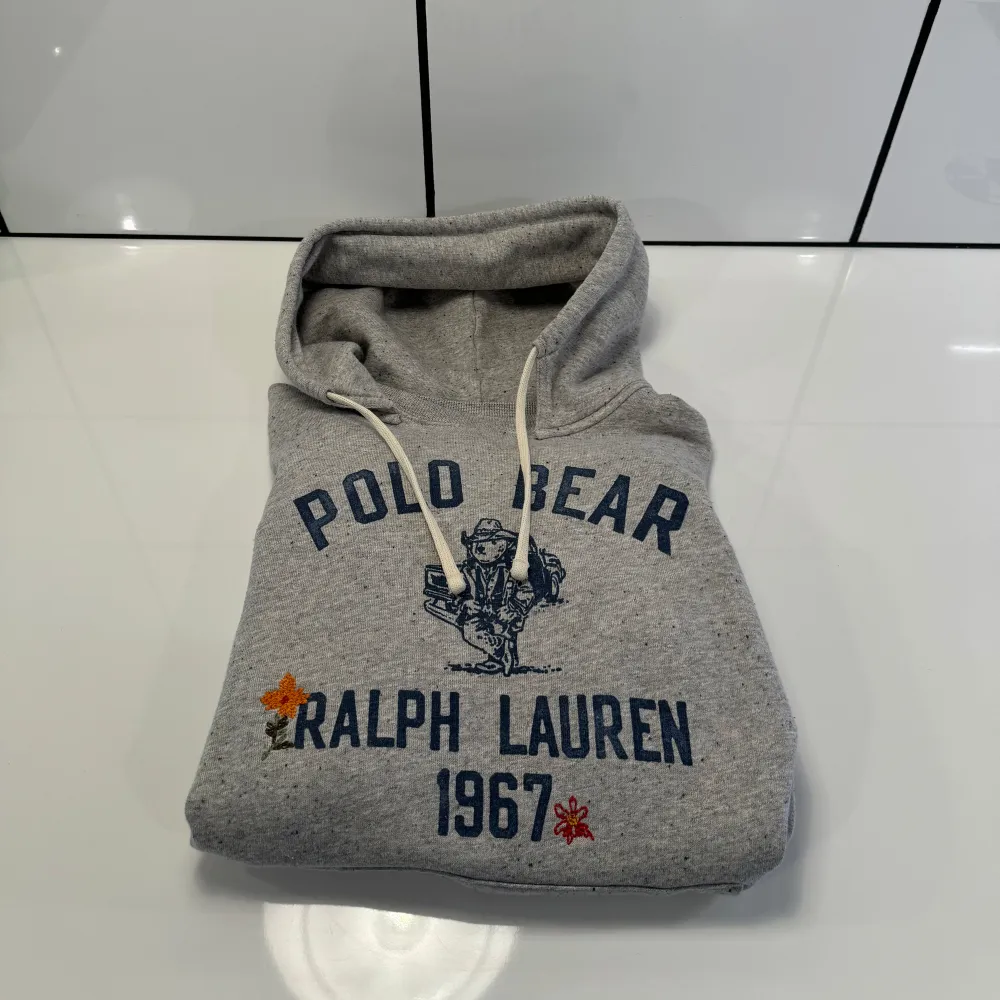 Ralph Lauren Hoodie, säljer nu denna unika hoodie. Riktigt snygg med brodyr fram, bak och armar. Inga tecken på användning, 1199kr! Hör av er vid minsta fundering! 😄. Hoodies.