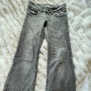 Säljer dessa super fina jeans  - Säljs pågrund av att det är försmå och inte kommer till användning. Priset kan diskuteras.