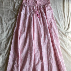 rosa kjol - Säljer min rosa långkjol från young gina. Kjolen är helt oanvänd och lappen är kvar. 