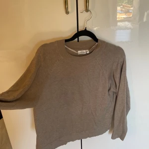 Brun stickad  - Brun topp  Stickad  Strl S mer som M