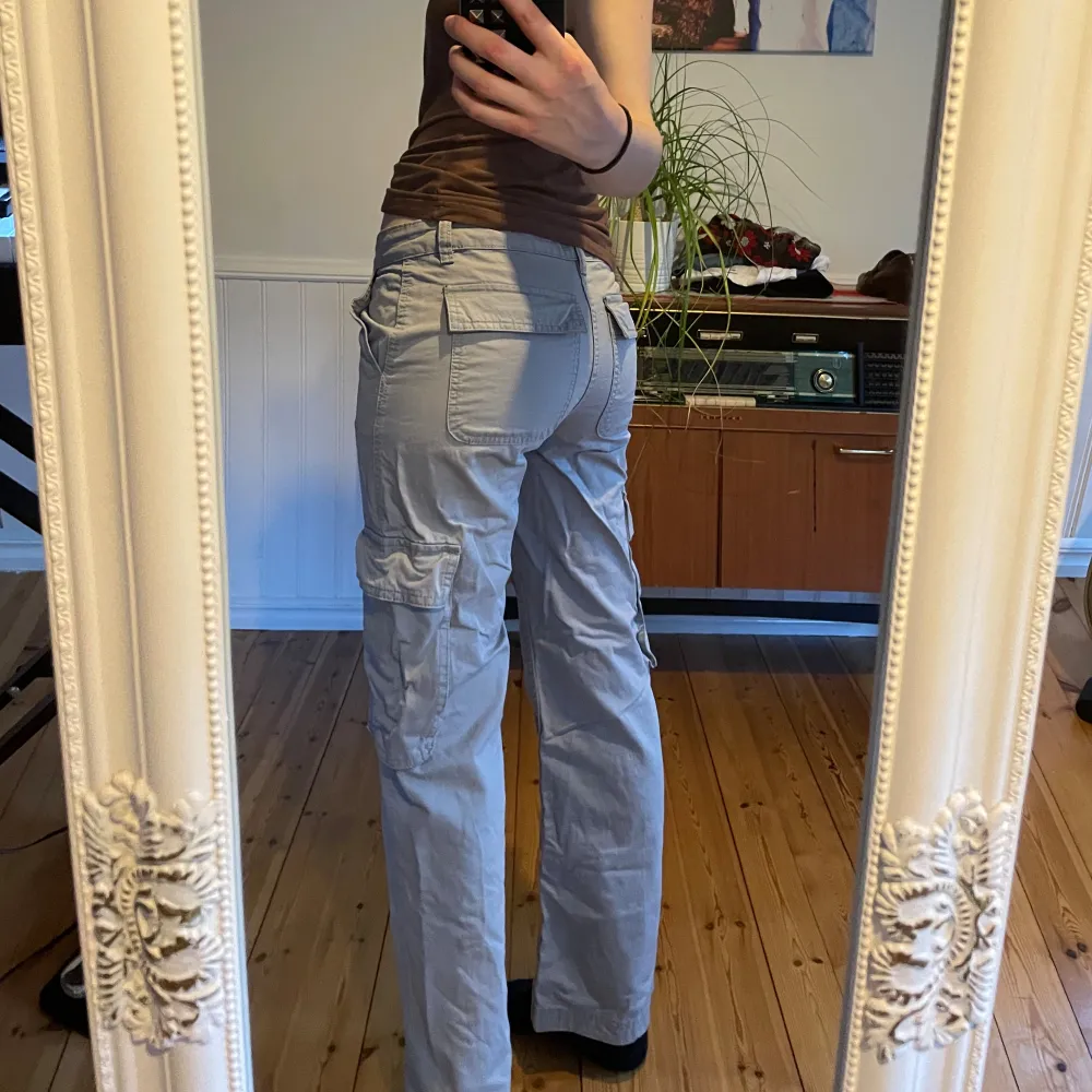 Säljer dessa populära lowwaist cargobyxor ifrån Gina, tyvärr för små för mig! Så himla snygga, säljer likadana i mörkgrå också:). Jeans & Byxor.