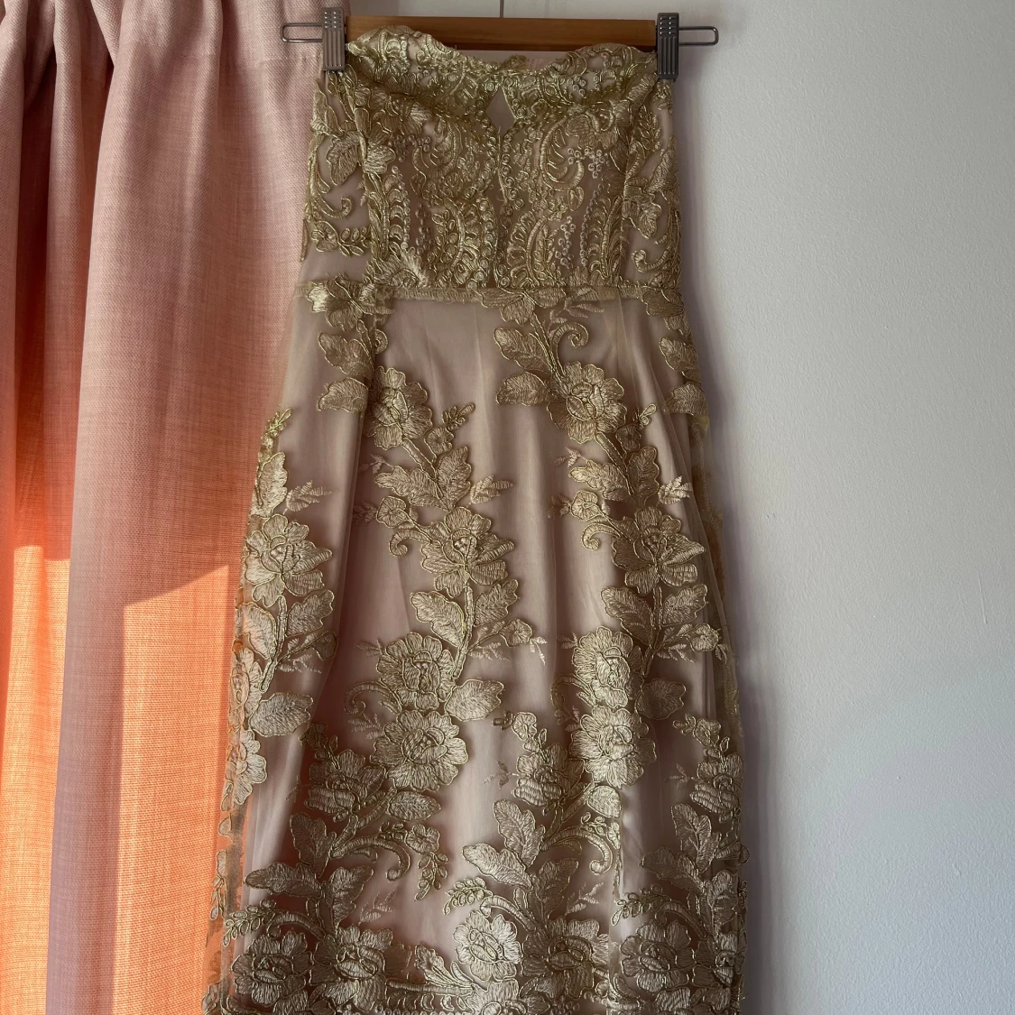 Rosa guldig festklänning