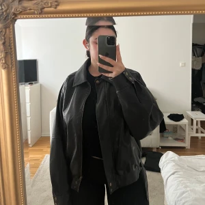 Brun skinnjacka från Moa Mattson X NA-KD - Säljer min bruna skinnjacka i strl 38 från Moa Mattson X NA-KD,fint skick & inga defekter