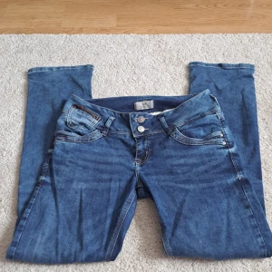 Ltb jeans - Ett par jättesnygga ltb jeans som är för korta på mig! Men som ni ser på bilden så har förra ägaren sytt dit ett snöre i midjan så man kan dra åt om den är lite för stor.😊