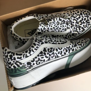 Skor - Super fina skor från Vans. Den ändrar även färg när man är ute i solen! Vilket är coolt 