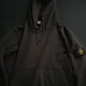 Stone island hoodie - Hoodien har jag haft länge men inte några stora skador på den. Det ända dåliga jag hittat med den är att två små trådar har gått sönder längst ner på vänster armen. Annars är den i fint skick. Fick i present men bör vara äkta då cr kod är "authentic"