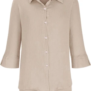 Beige skjorta med trekvartsärm - En stilren beige skjorta med trekvartsärm. Skjortan har en klassisk krage och knappar framtill. Materialet ser ut att vara lätt och bekvämt.