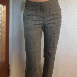 Byxor - Byxor från H&M. Två fickor fram. Midjemått rakt över: 34cm. Innerbenslängd: 67cm.