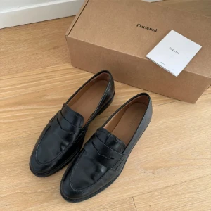 Loafers  - Säljer dessa supersnygga loafers från flattered❤️ i bra skick, säljs pga av fel storlek.  Nypris: 2500kr