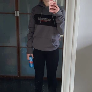 mckenzie hoodie - Använt 1-2ggr så nästan helt ny. Säljer pågrund utav att de inte riktigt är min stil!