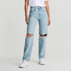 Gina tricot jeans med hål - Snygga jeans med två hål som inte kommer till användning längre. De är storlek 32 och sparsamt använda. Tror orginalpriset är 599💕 skriv vid funderingar. 