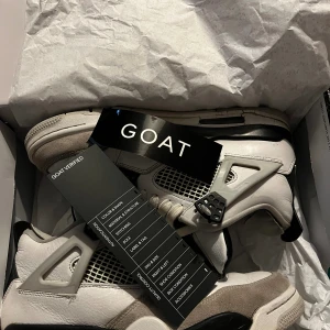 Jordan 4  - Säljer mina Jordan 4 milletary black  Ny pris 6500kr Jag har het en lap i skon så de inte ska gå upp de som har går sönder i skon. Sicka dm om du ha funderingar.