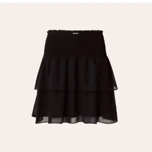 Chelsea kjol - Säljer min svarta kjol från Chelsea! 449kr i nypris. Använd några gånger, den är som ny! Kan mötas upp annars står köparen för frakt 