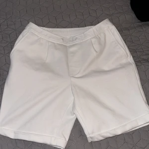 Zara shorts män - Köptes förra året, knappt använt för de blev tighta. Saknar sina snören men annars är de fläckfria. Kom med prisförslag ifall ni har!