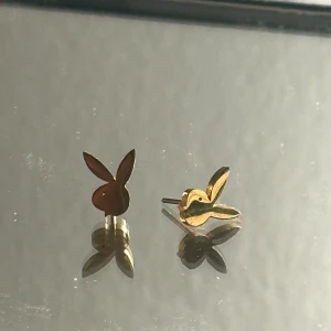 Playboy örhängen - Coola örhängen, aldrig använda då jag inte använder guld så dem är i nyskick:) köpta i Kroatien 