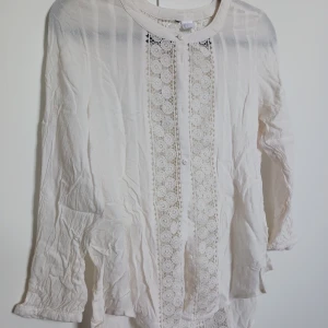 Vit blus - Vit/off white blus med spetsdetaljer. Superfin med en hudfärgad bh eller linne under.   Köparen står för frakt💕