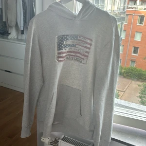 Ralph lauren hoodie  - Ralph lauren hoodie i ett mycket bra skick! Storlek L men passar även M.  Hoodien är svår att få tag på och priset kan diskuteras. 