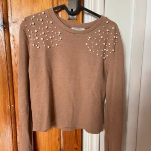 Beige zara tröja - Tröja från Zara som endast är använd ett fåtal gånger. Storlek S