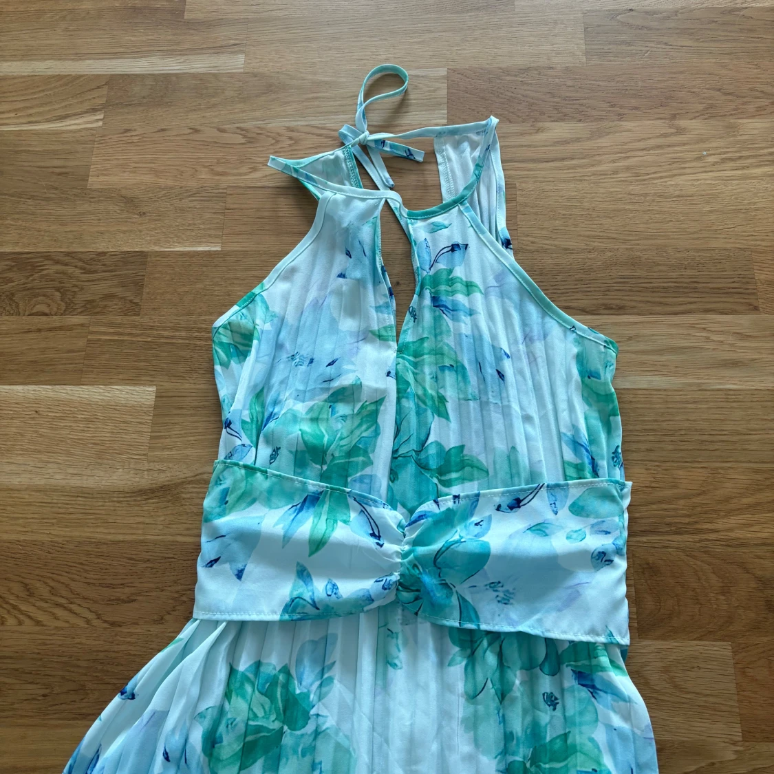 Vacker blommig klänning halterneck  - 91