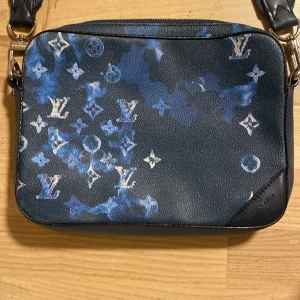 Äkta LV Väska från Frankike I Louis Vitton Butik  - Ni kanske Kan sänka Prist de Bara och Skriva  