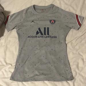 Jordan Psg tröja - Säljer nu denna fina tröjan eftersom att den inte passar mig  Jätte fint skick och äkta (köpt från JD sports) Passar fint men är lite tight runt midjan Nypris ca 1100