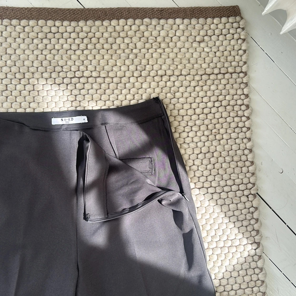 Grå kostymbyxa  - 91