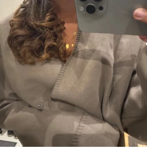 Vårjacka  - Hej! Säljer nu denna jättepopulära jacka från bikbok💘 köpt för ungefär 2 veckor. 