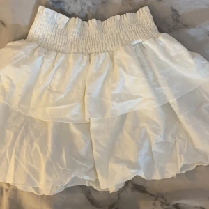 Kjol - Vit volangkjol som inte har kommit till användning💕