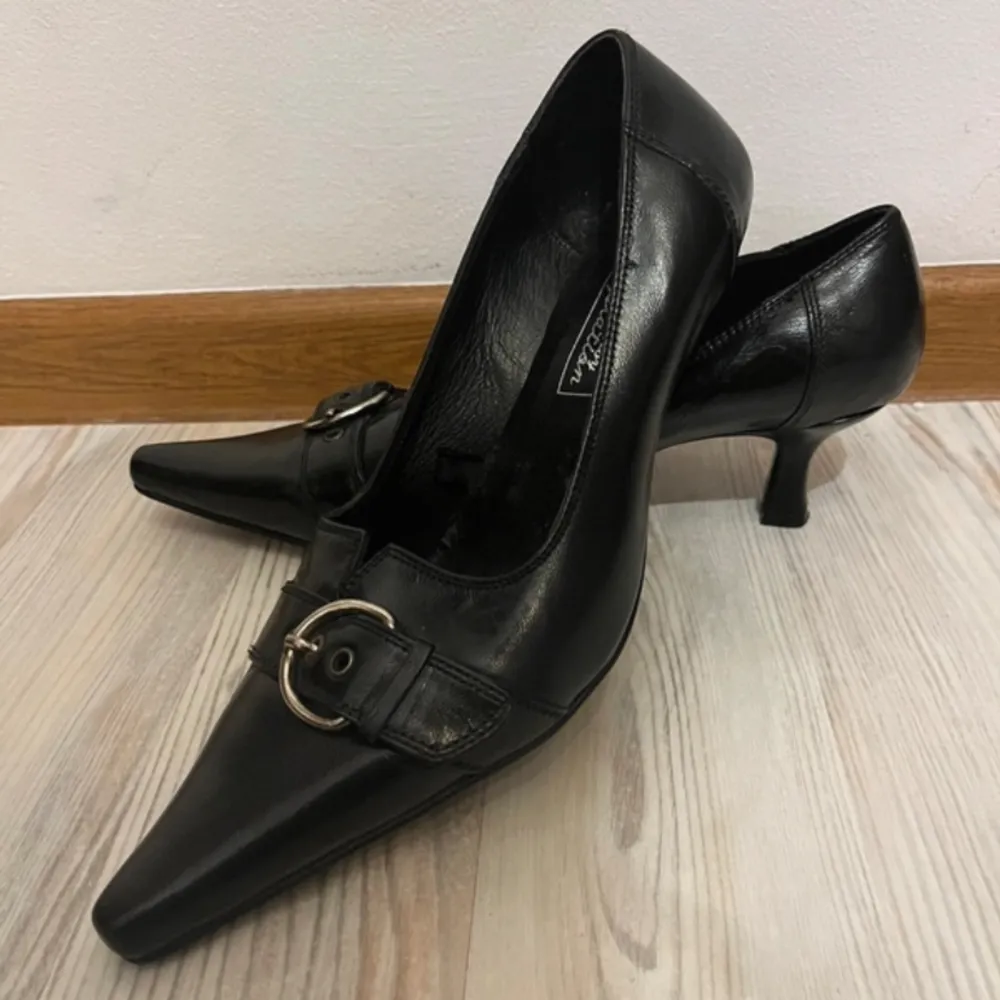 Supersnygga vintage kitten heels i väldigt bra skick 🖤 Storlek 39 men de är lite små i storleken. Innersulan är cirka 24,5 cm och klacken är 5cm.. Skor.