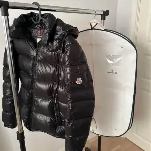 Säljer nu min Moncler maya, använt fåtal gånger. Inga skador över huvudtaget. Väldigt bekväm och snygg. Skriv vid intresse :)