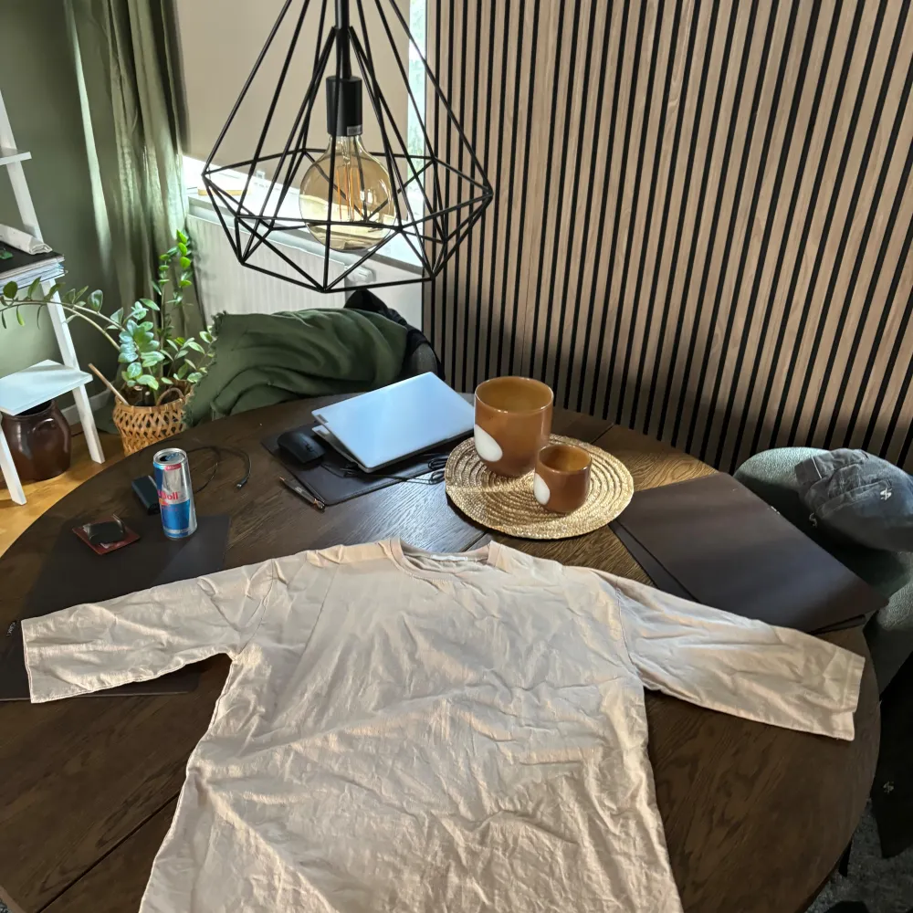 Oversized beige t-shirt L i storlek Aldrig använd Ny. T-paidat.